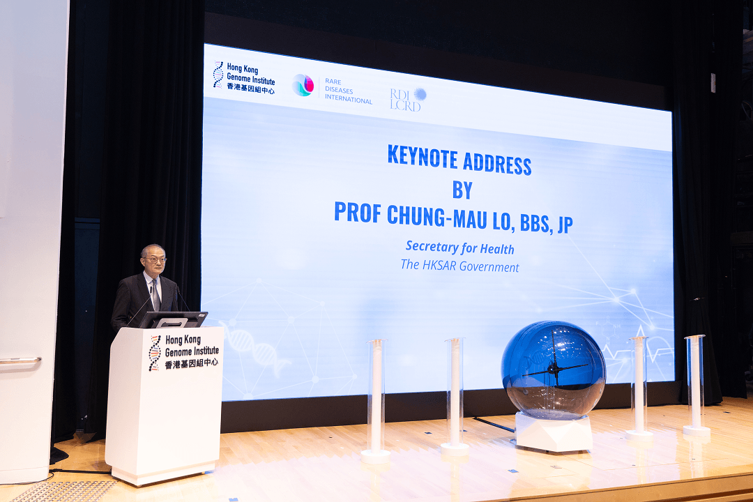 圖2_香港特別行政區政府醫務衞生局局長盧寵茂教授於「基因組醫學國際會議」發表主題演講。該會議由香港基因組中心、國際罕見病協會及《刺針》罕見病專家委員會合辦，旨在推動基因_96273.png